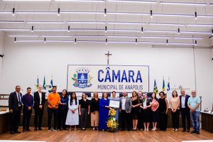 Câmara entrega moção de aplauso pelos 17 anos da igreja Resgate, fundada pela pastora Tamar, que completou 70 anos