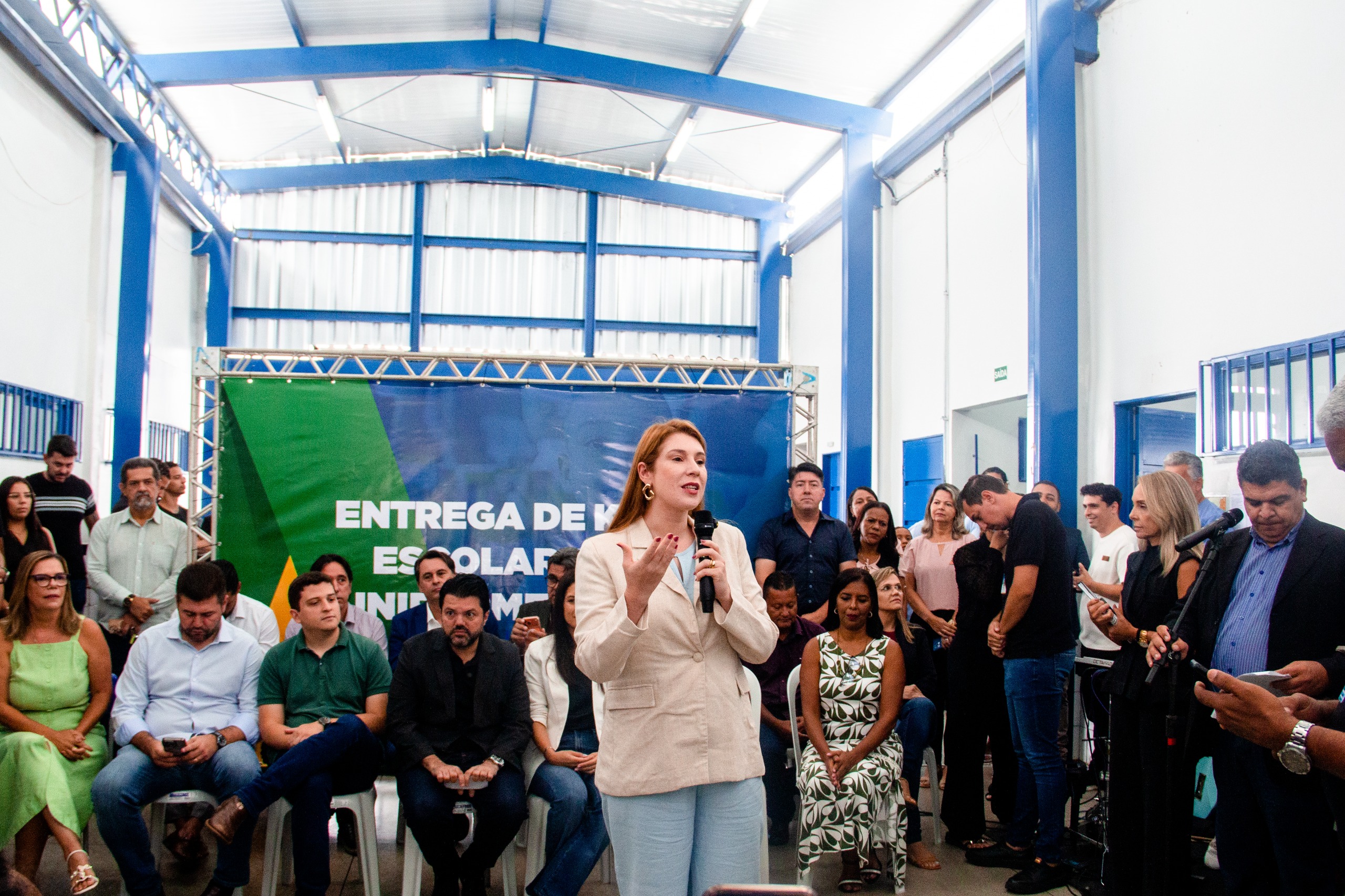 Câmara Municipal de Anápolis participa de entrega de uniformes e kits escolares no primeiro dia de aula