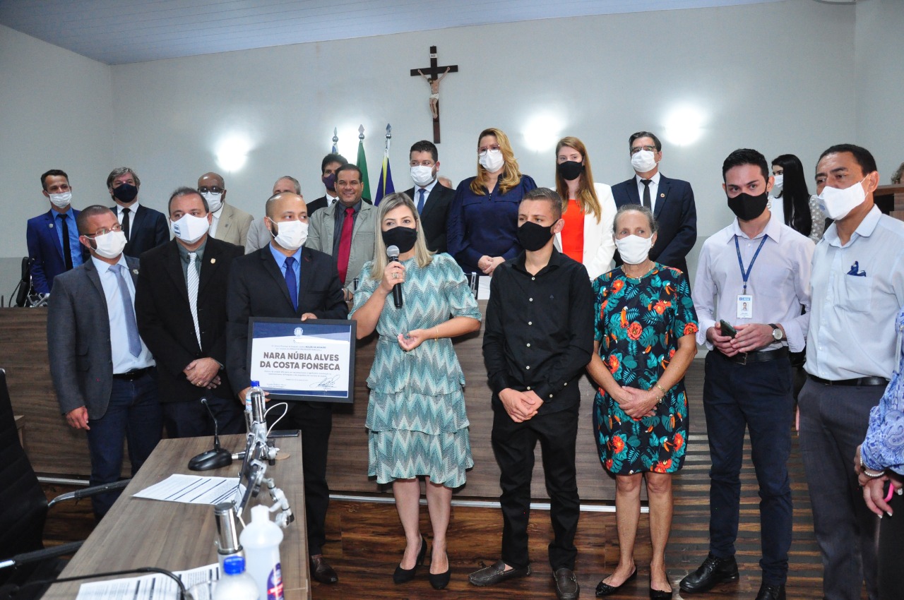 Câmara Municipal entrega Moção de Aplauso à diretora do Sesi Jaiara