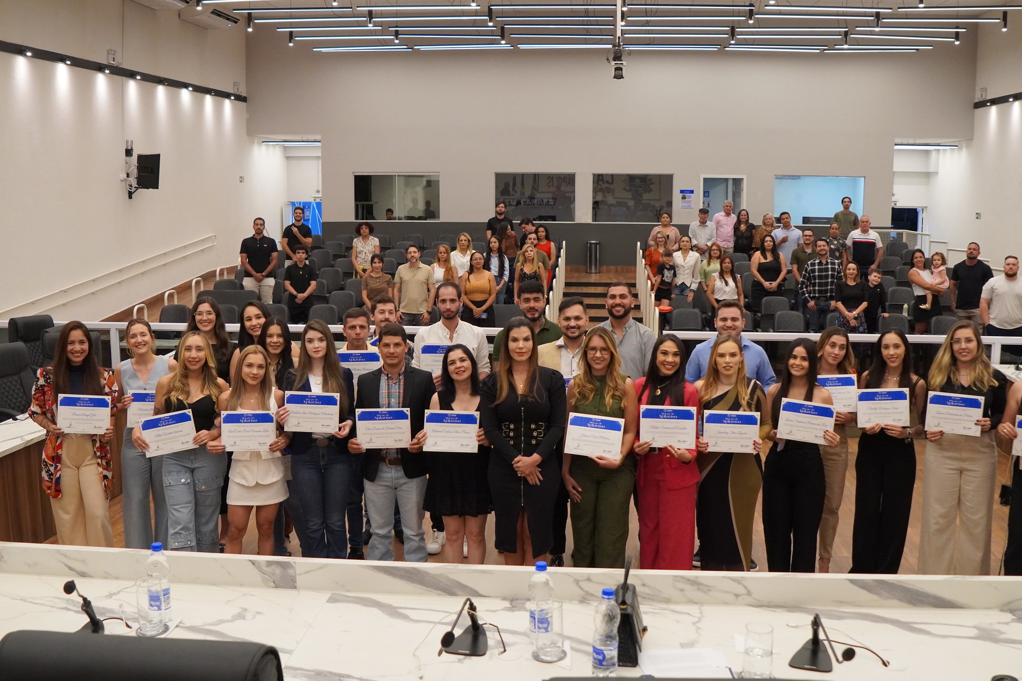 Câmara Municipal faz homenagem ao médico veterinário e confere certificado de Honra ao Mérito a 32 profissionais