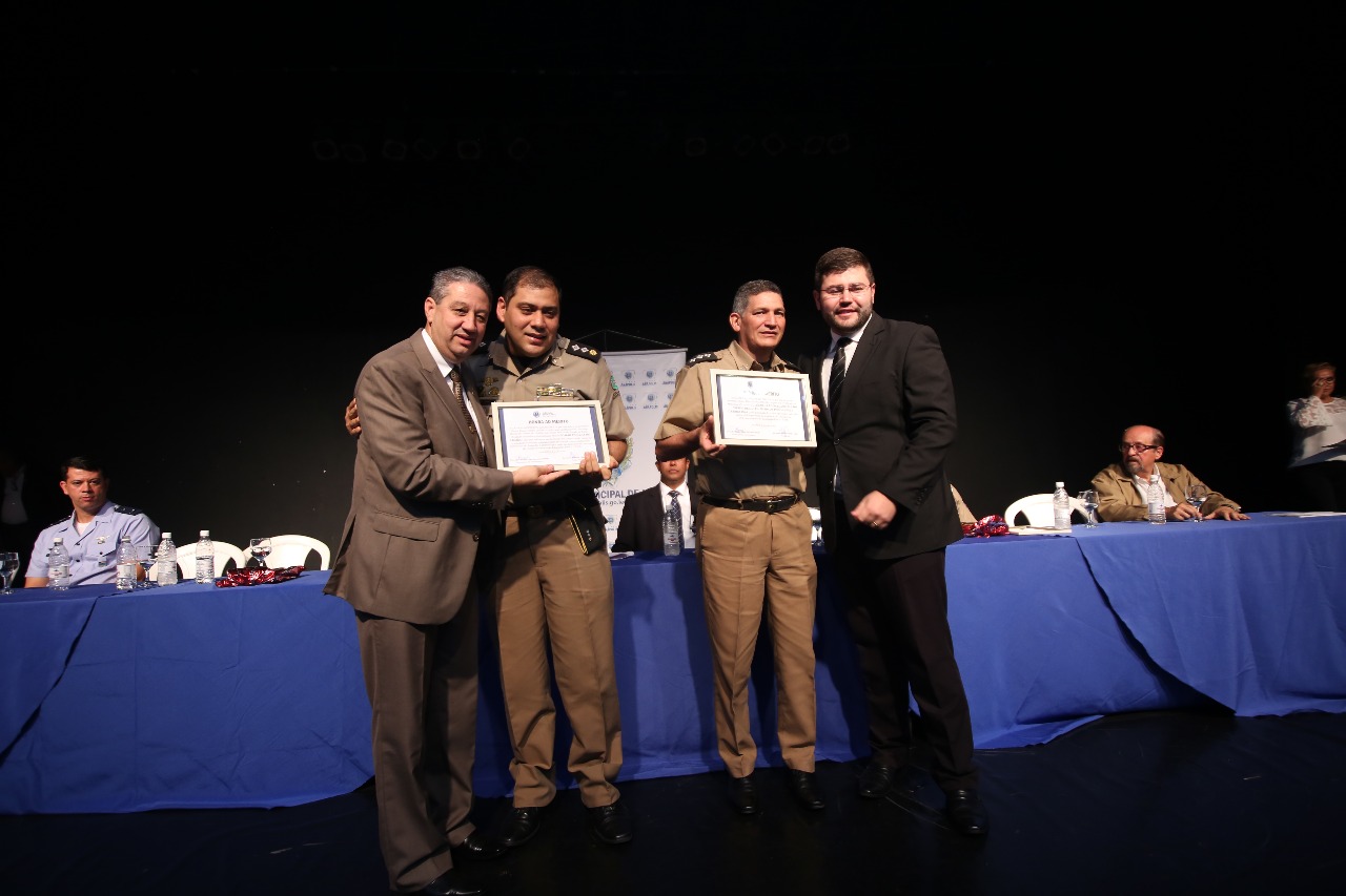 Câmara Municipal, por iniciativa do pastor Elias Ferreira, presta homenagem a alunos dos colégios militares que se destacaram no primeiro bimestre de 2017