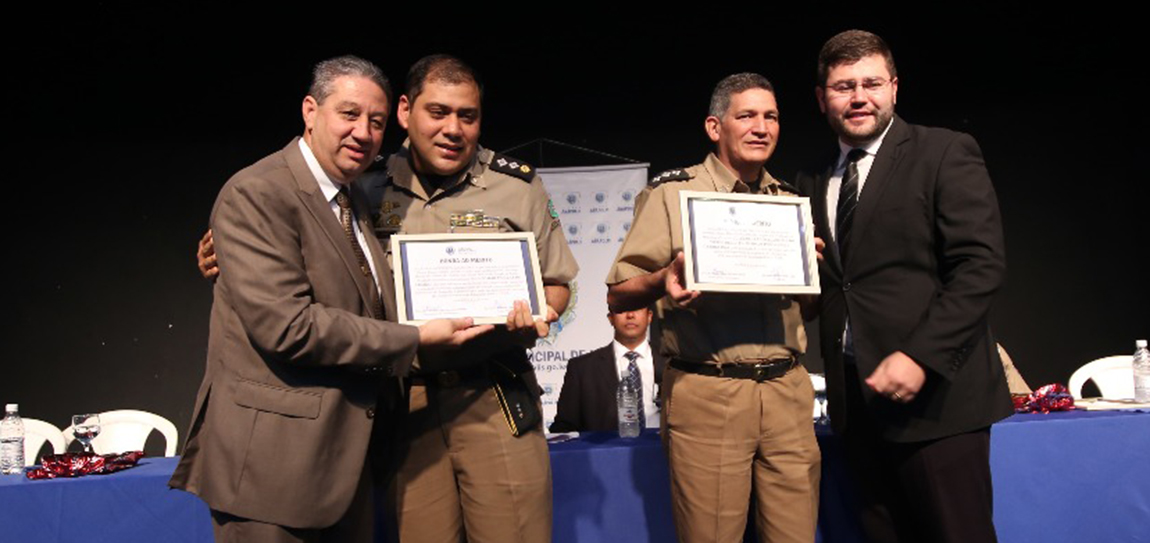 Câmara Municipal, por iniciativa do pastor Elias Ferreira, presta homenagem a alunos dos colégios militares que se destacaram no primeiro bimestre de 2017