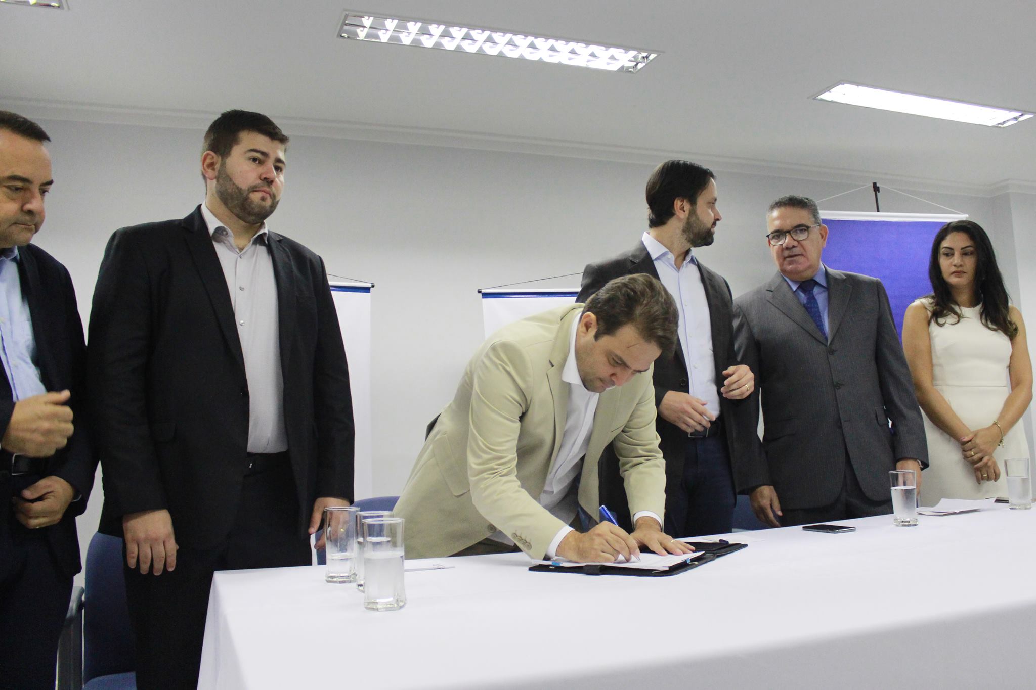 Câmara participa de assinatura de contratos que destinam R$ 68,7 mi para asfalto e galerias em oito bairros