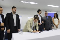 Câmara participa de assinatura de contratos que destinam R$ 68,7 mi para asfalto e galerias em oito bairros