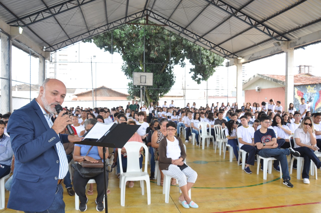 Câmara participa de entrega de kits escolares aos alunos do Colégio Estadual Professor Heli Alves Ferreira