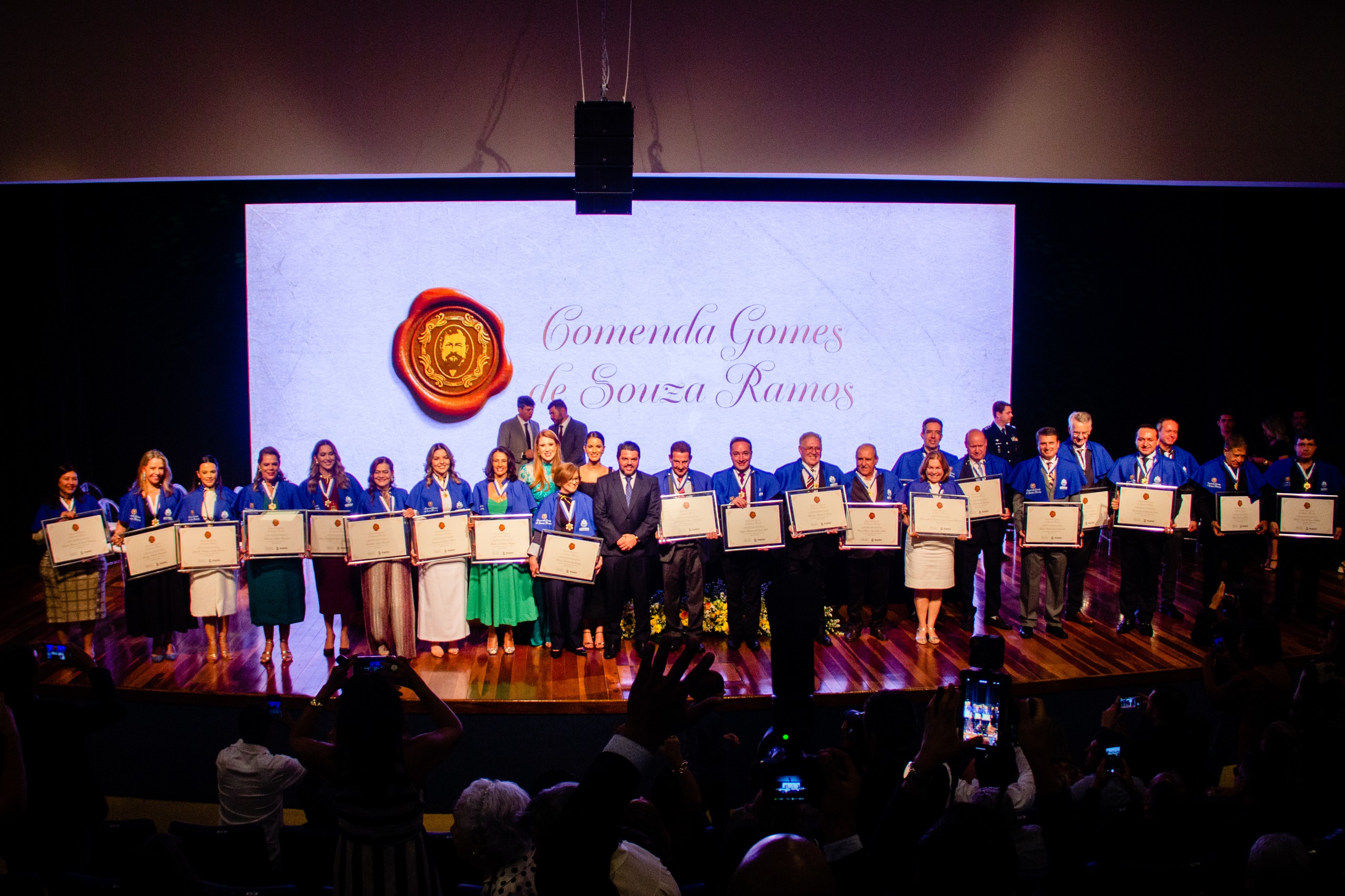 Câmara prestigia entrega da Comenda Gomes de Souza Ramos no Teatro Municipal