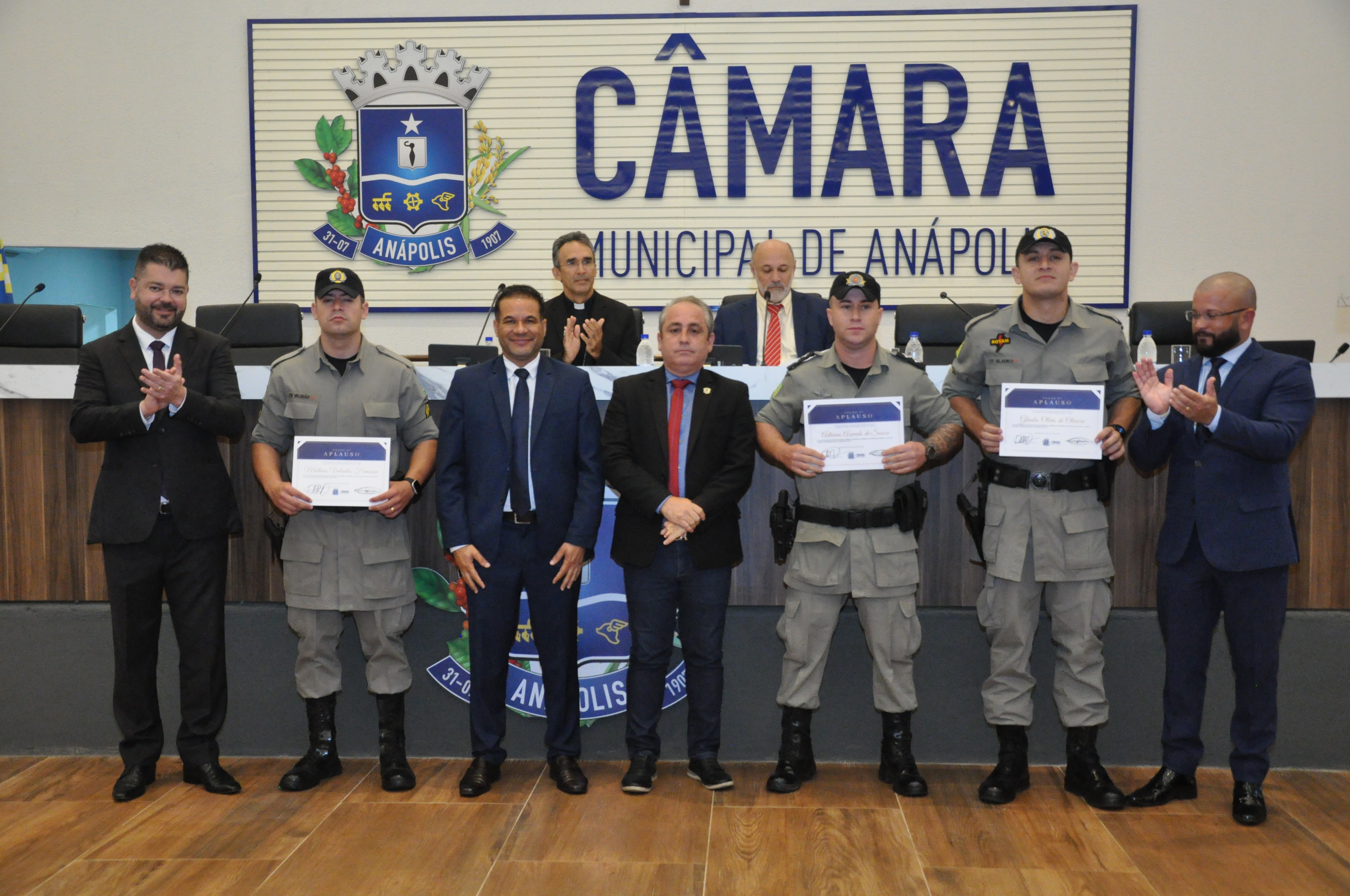 Câmara presta homenagem a policiais militares que prenderam criminosos e salvaram a vida de uma senhora