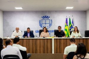 CCJR dá parecer favorável a título de cidadania anapolina para secretária estadual de Educação, Fátima Gavioli