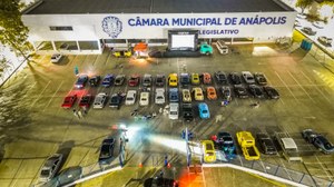 Cinema nos Bairros realiza edição especial em formato drive-in com mais de 40 carros antigos