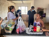 Cleide Hilário doa cestas básicas para famílias vulneráveis em Anápolis