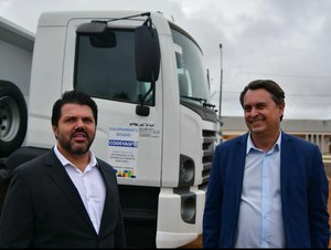 Com articulação de Jean Carlos e apoio de Márcio Corrêa, senador Wilder Morais entrega caminhão basculante a Anápolis