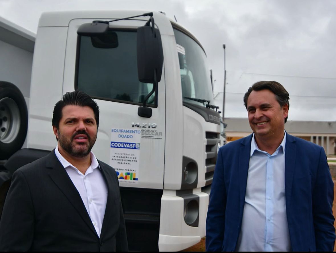 Com articulação de Jean Carlos e apoio de Márcio Corrêa, senador Wilder Morais entrega caminhão basculante a Anápolis