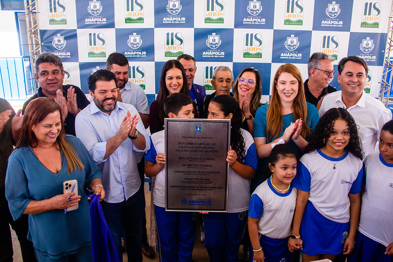 Com presença da Câmara, reforma da Escola Municipal Realino José de Oliveira é entregue