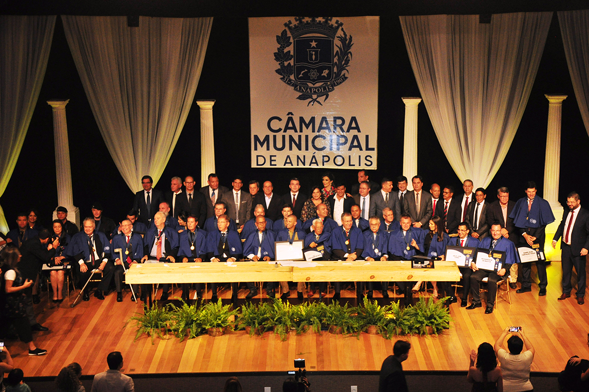 Comenda Henrique Santillo é outorgada a 29 personalidades que colaboram com o progresso de Anápolis