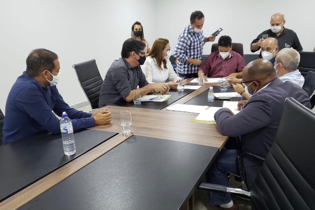 Comissão da indústria e Comércio analisa projetos dos vereadores João da Luz, Alex Martins e Thaís Souza 