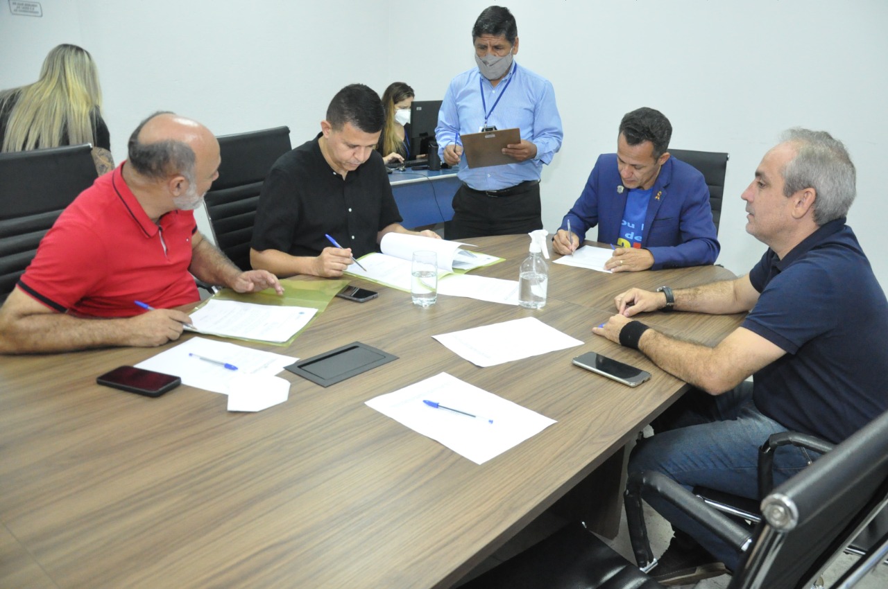 Comissão de Direitos Humanos aprova dois projetos e encaminha pra Finanças