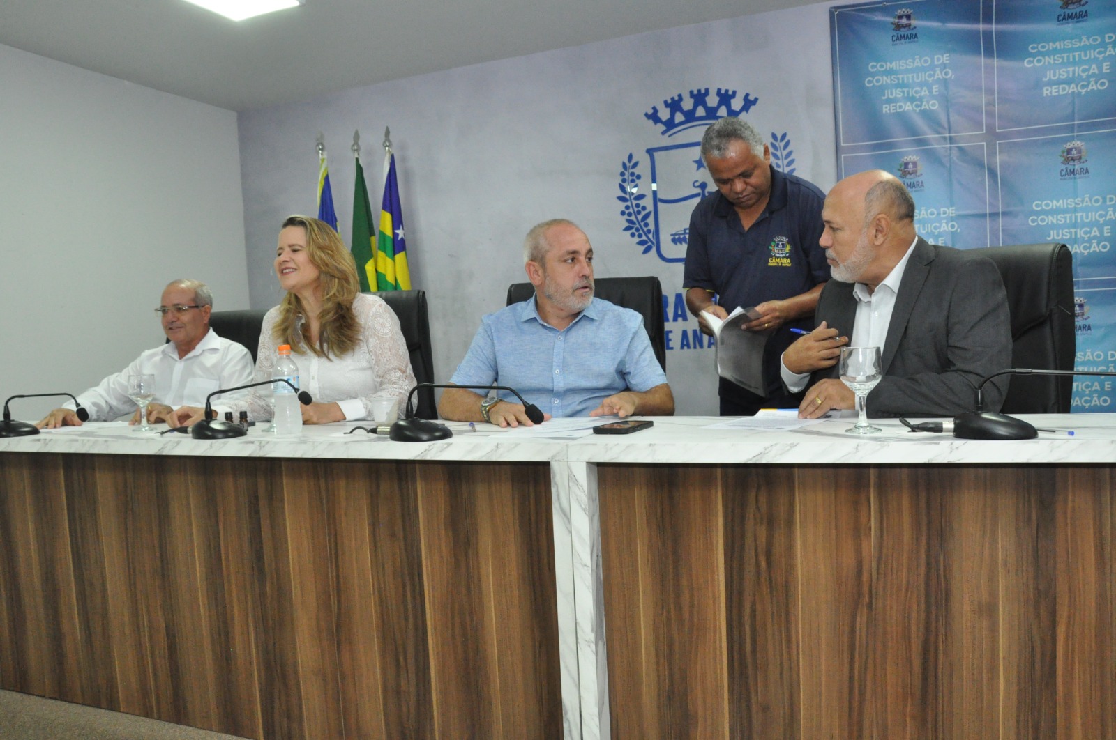 Comissão de Urbanismo aprova projeto que permite taxistas usarem faixa de ônibus