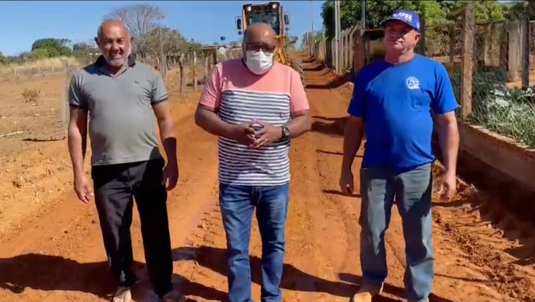 Delcimar Fortunato confere resultado de pedido enviado à CMTT para Retiro de Baixo