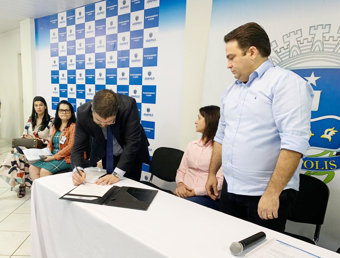 Depois de aprovar o projeto, Câmara e Prefeitura assinam lançamento do Graduação