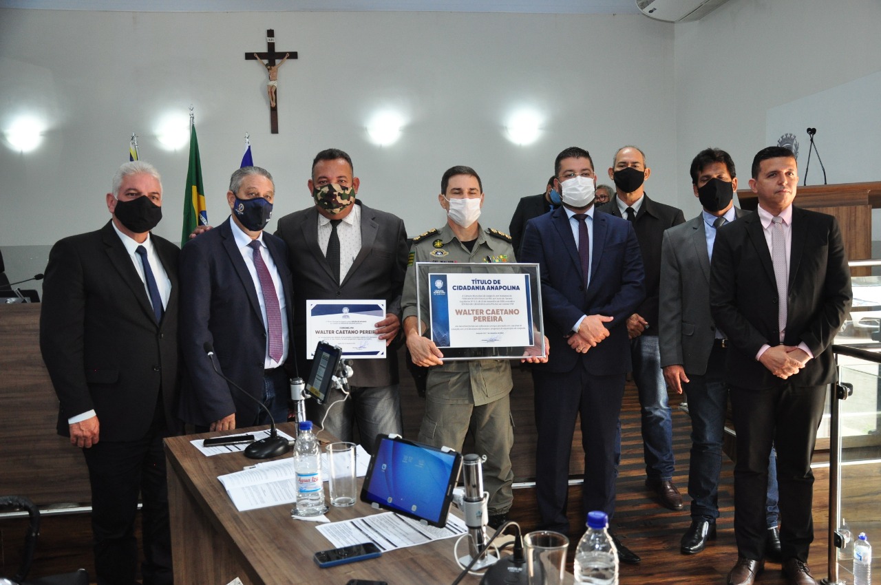 Deusmar Japão concede título de cidadania anapolina ao coronel PM Walter Caetano