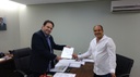 Domingos entrega ao prefeito pedido de ampliação de horários nas unidades de Saúde Domingos entrega ao prefeito pedido de ampliação de horários nas unidades de Saúde