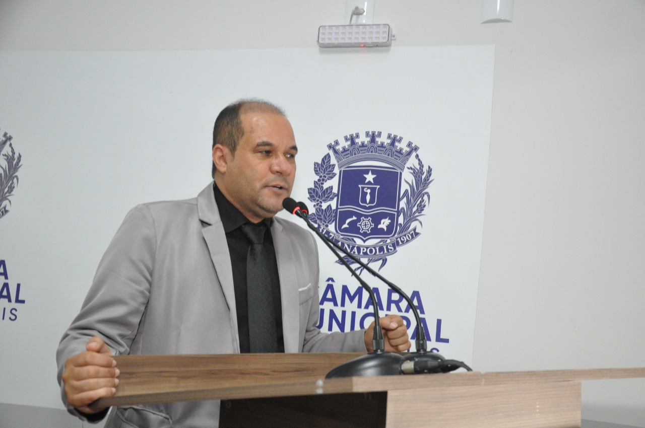 Domingos Paula informa que Prefeitura realiza várias frentes de trabalho de tapa-buracos