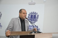 Domingos Paula informa que Prefeitura realiza várias frentes de trabalho de tapa-buracos