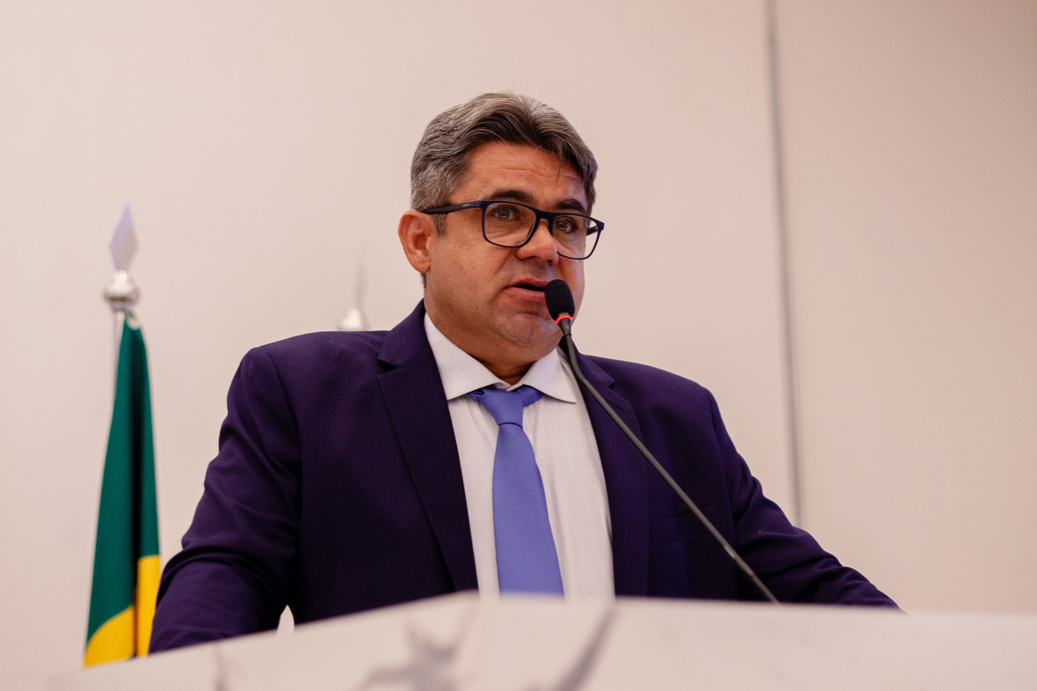 Elias do Nana comemora redução da velocidade na BR 153, na altura da entrada para a Vila São Vicente