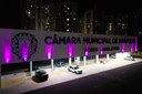 Em alusão ao mês da mulher, fachada da Câmara é iluminada em rosa