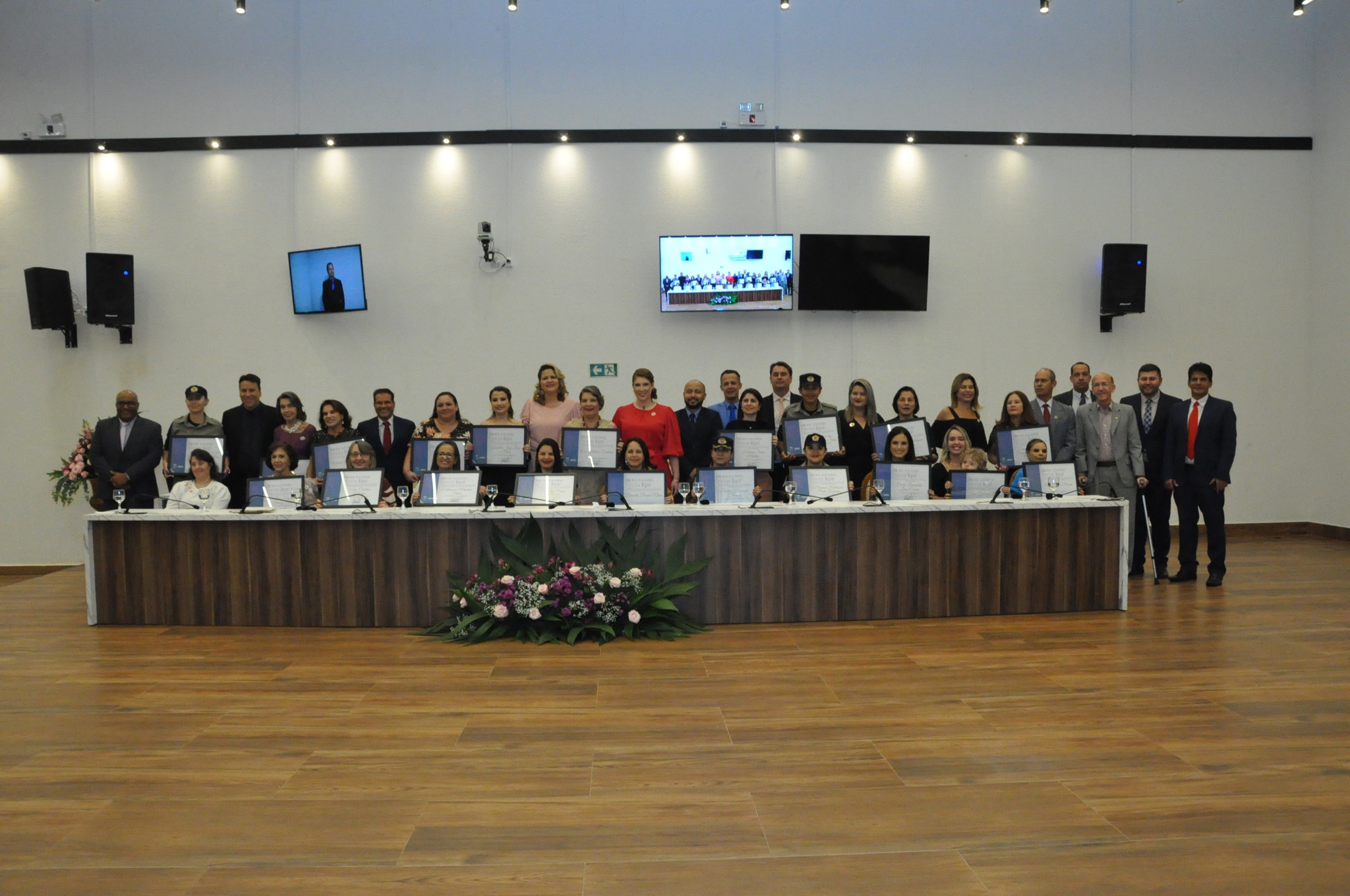 Em noite de reafirmação da luta pelos direitos das mulheres, Câmara entrega Comenda Vereadora Francisca Miguel