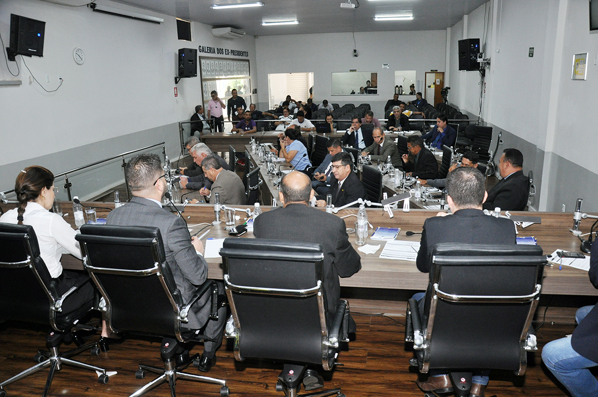 Em sessão extra vereadores aprovam projetos do prefeito sobre PPA e LDO