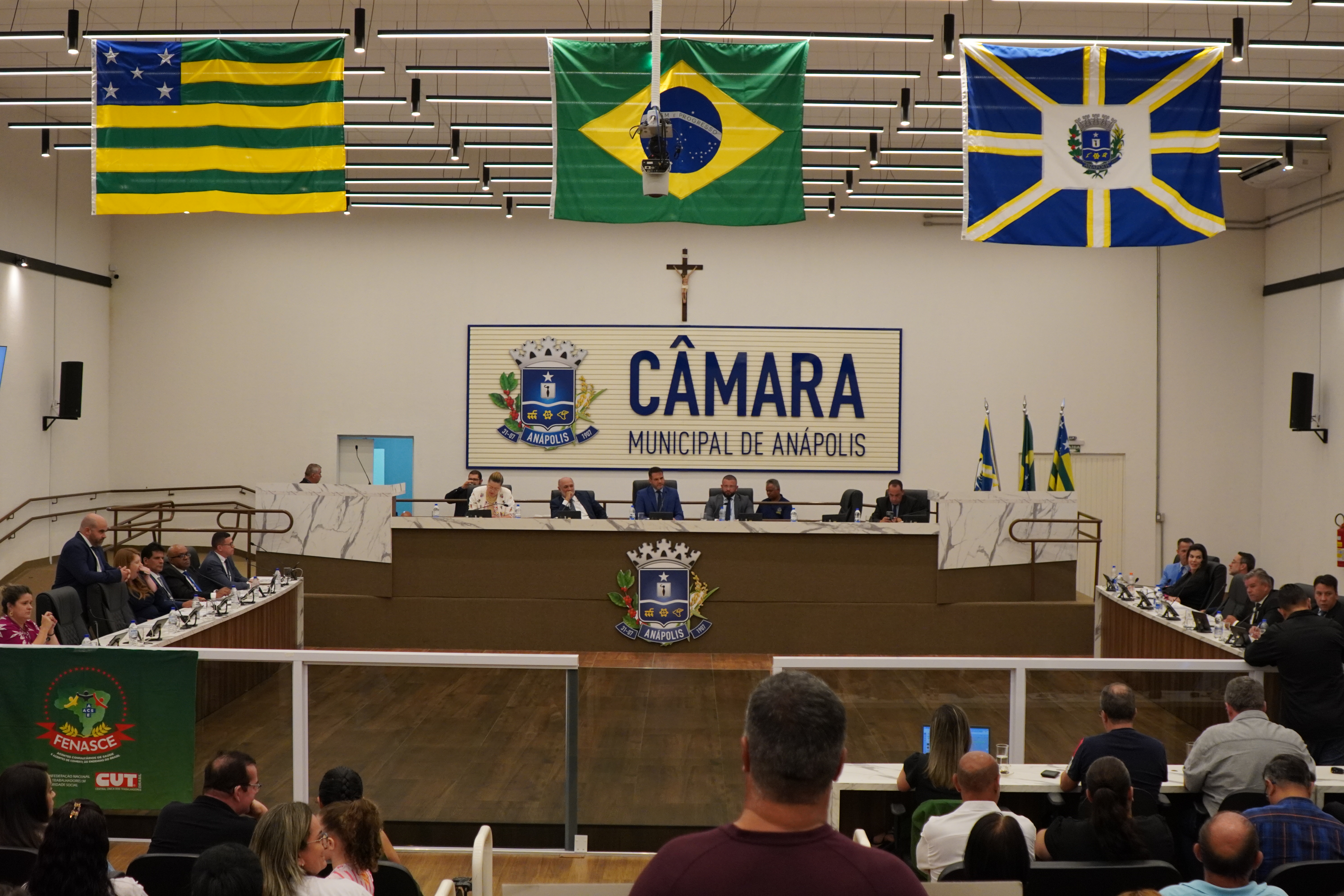 Em sessão extraordinária, Câmara aprova projetos do Executivo voltados para categorias de servidores municipais 