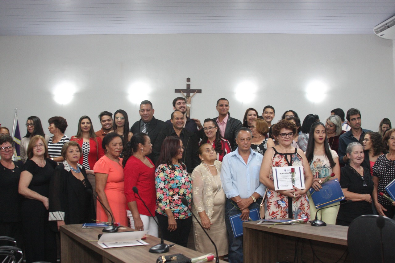 Enfermeiros são homenageados em solenidade proposta por Deusmar Japão