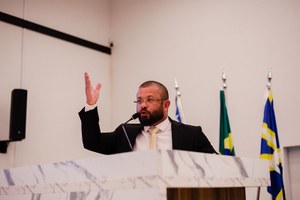 Fred Caixeta critica falta de iluminação pública e de vagas em CMEIs de Anápolis