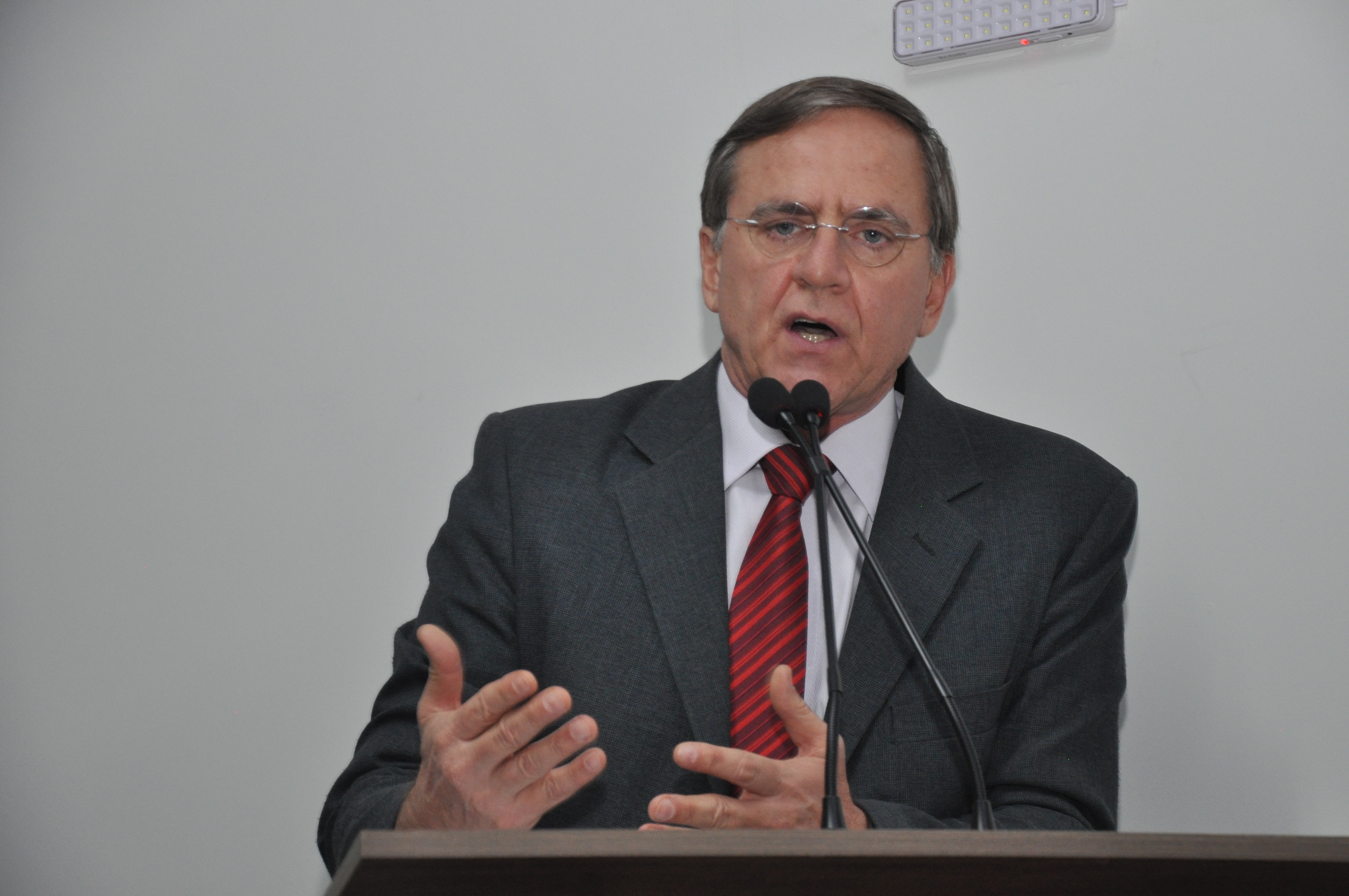 Gomide cobra debate sobre projeto que autoriza Saneago a fazer gestão compartilhada da água