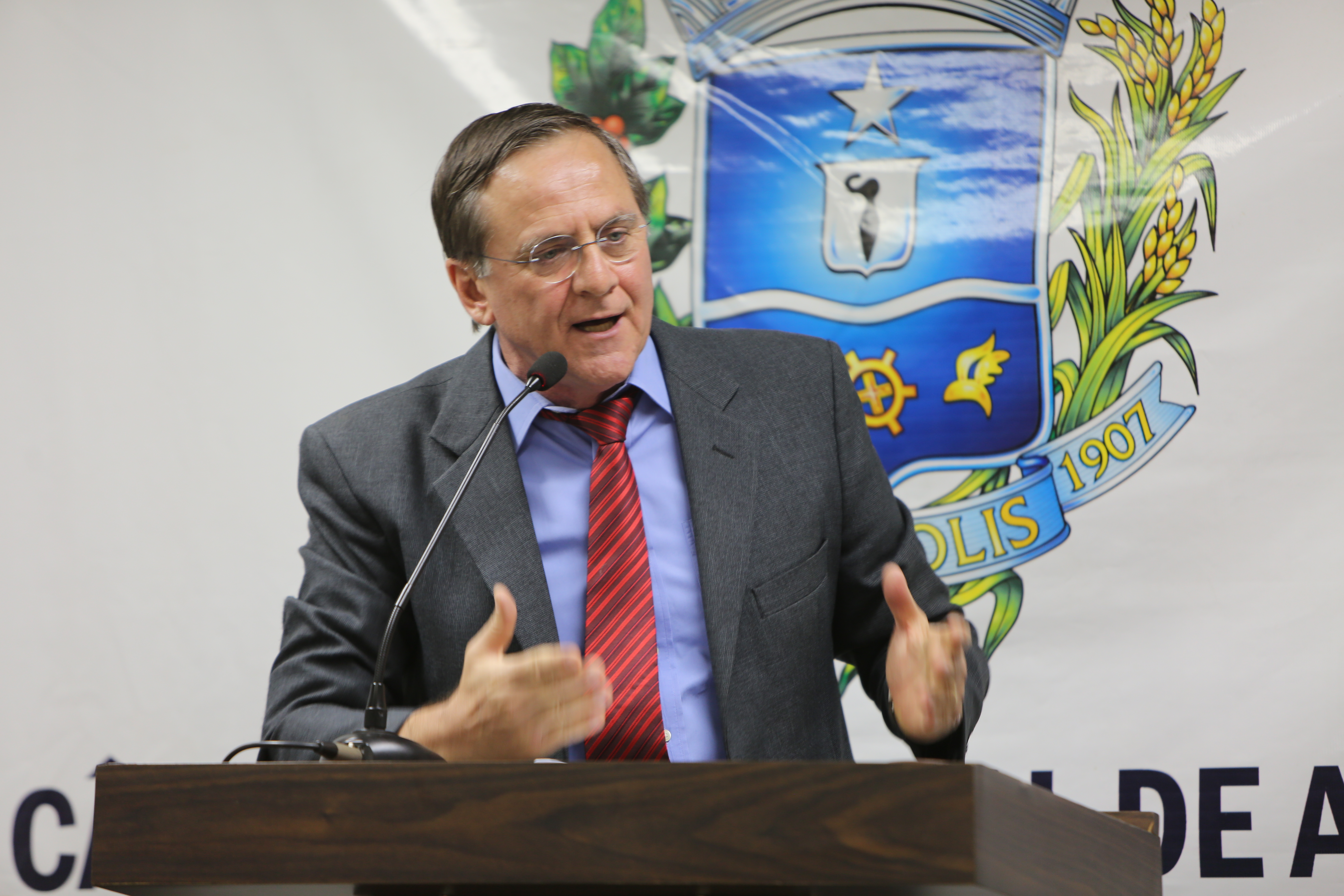 Gomide critica possível retirada de professores efetivos do Município de escolas conveniadas