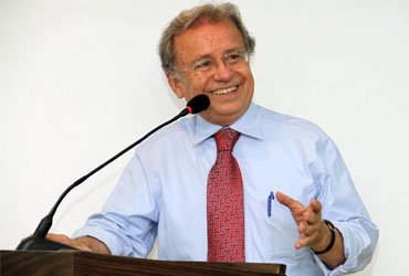 Homenageado se antecipa e agradece Comenda Henrique Santillo