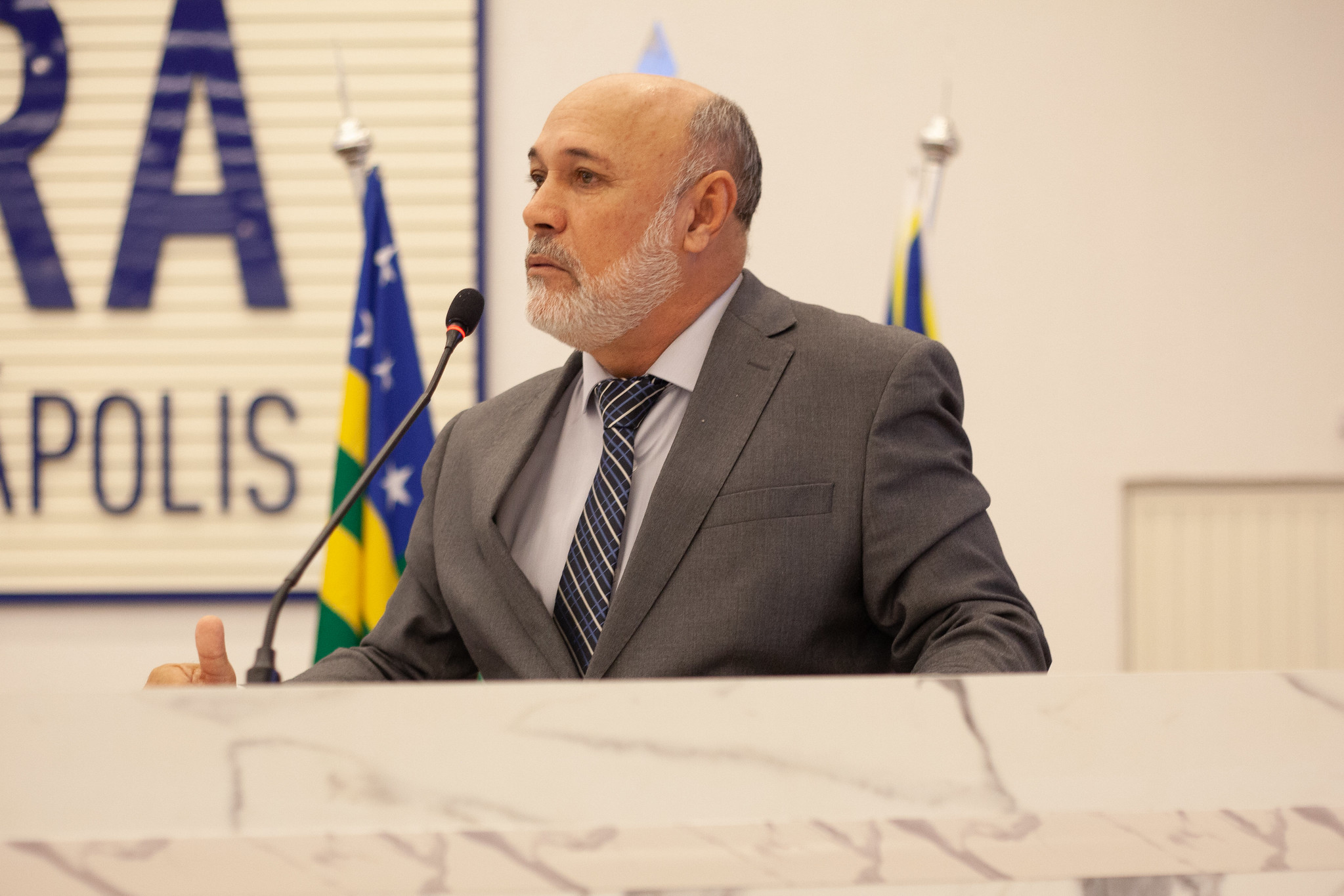 Jakson Charles afirma que gestão municipal priorizou organização da fiação nos postes e que trocas de lâmpadas agora voltam a ser realizadas na cidade