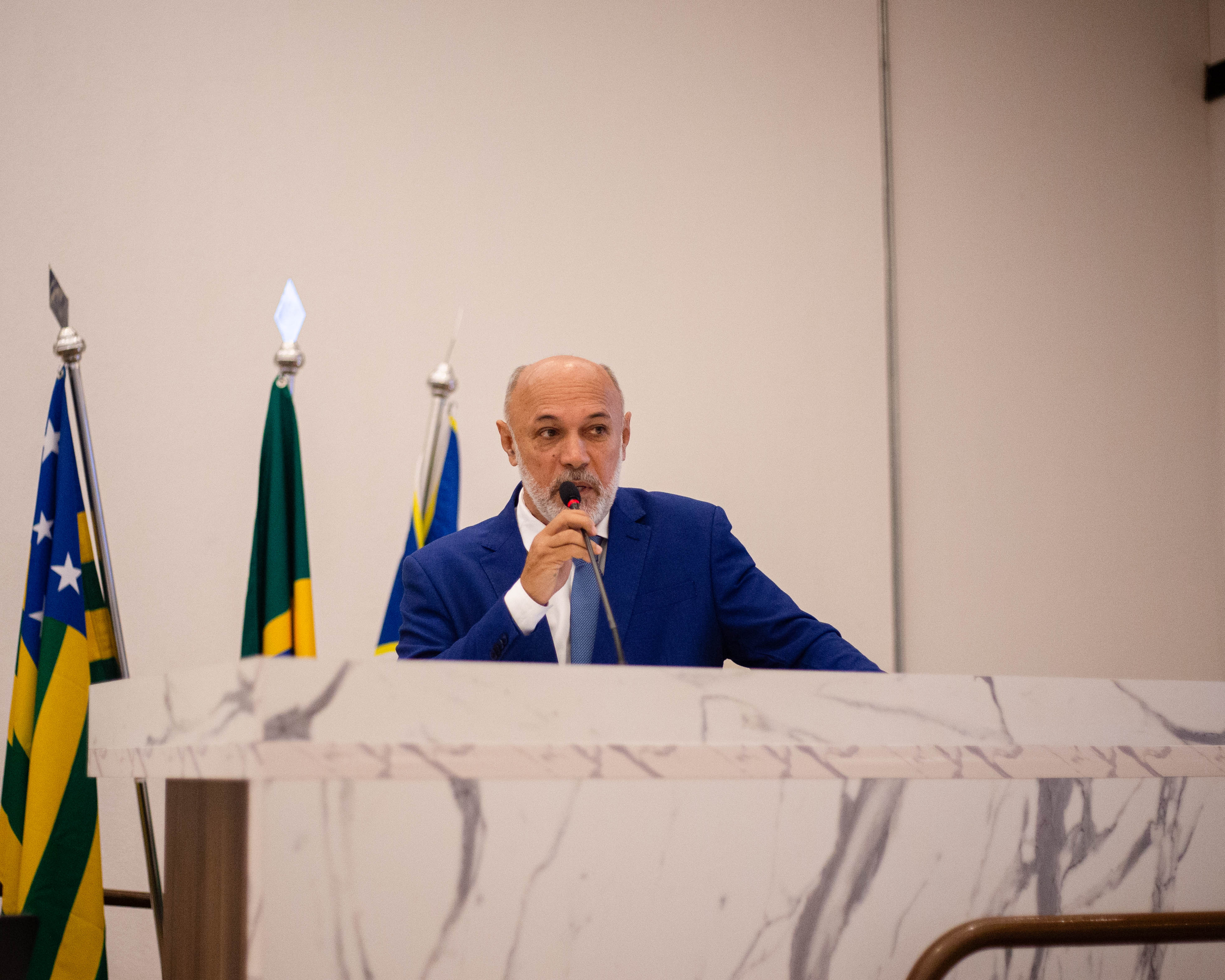 Jakson Charles defende trabalho do prefeito para suprir déficit de vagas na rede de educação