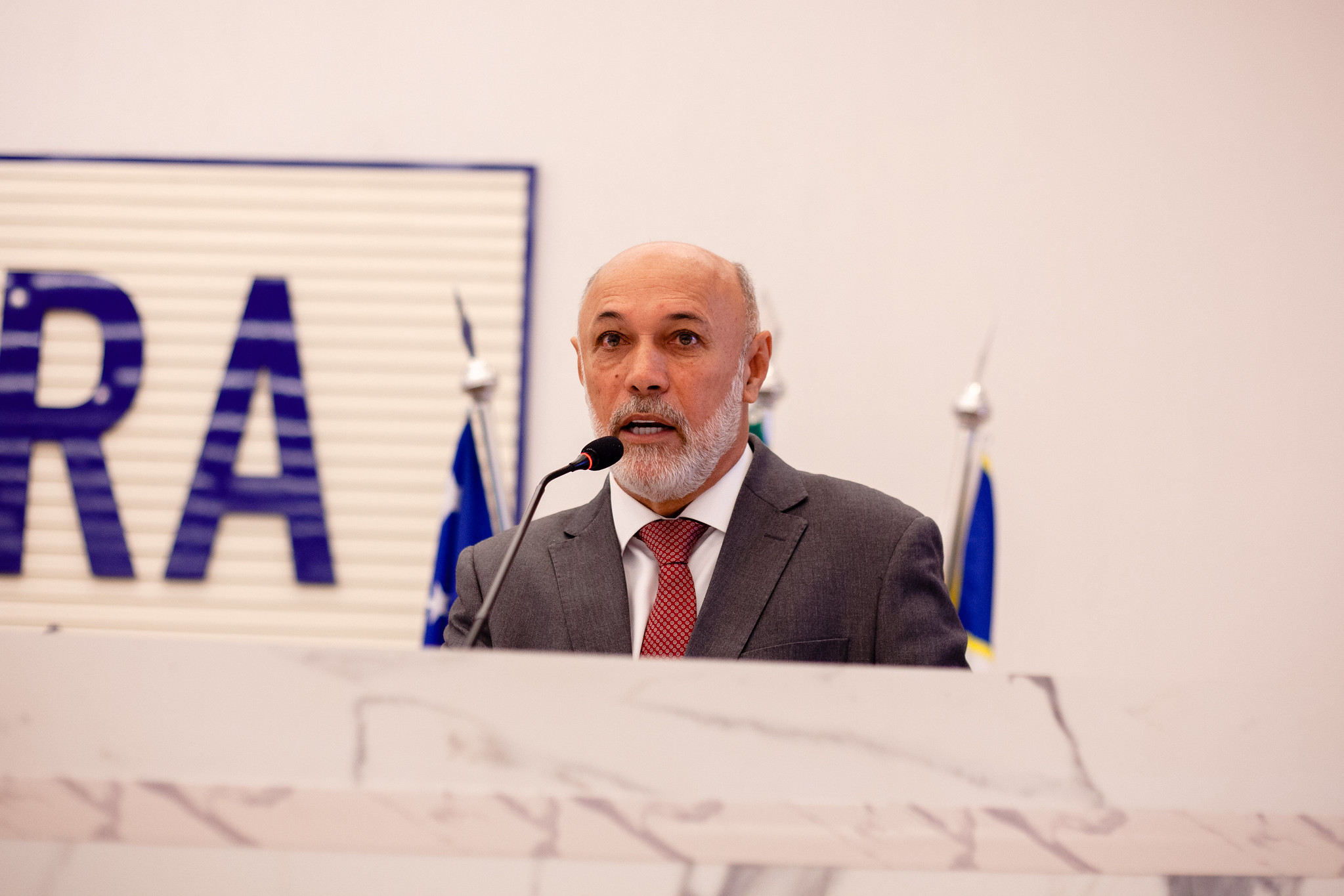 Jakson Charles explica que Anápolis não entra na PPP da Saneago para o sistema de esgoto e anuncia entrega de escrituras de imóveis a moradores de bairro da região sul