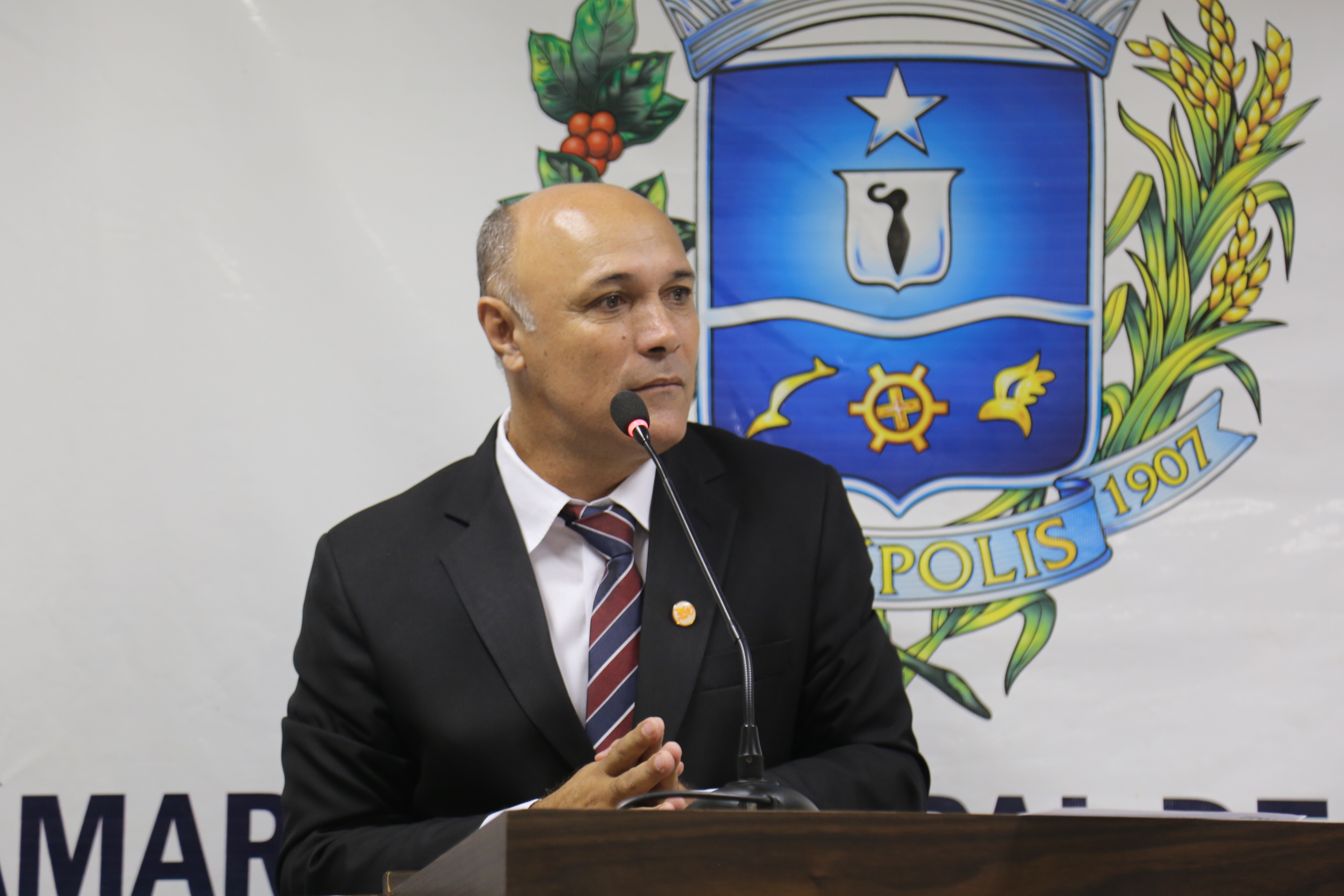 Jakson critica falta de manutenção em rede de esgoto