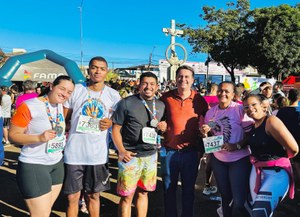 Jean Carlos acompanha Corrida de Rua na Praça dos Romeiros, reconhecida como patrimônio histórico e cultural por lei de sua autoria
