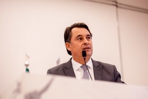 Jean Carlos anuncia início da entrega de uniformes escolares e destaca ações na área de saúde