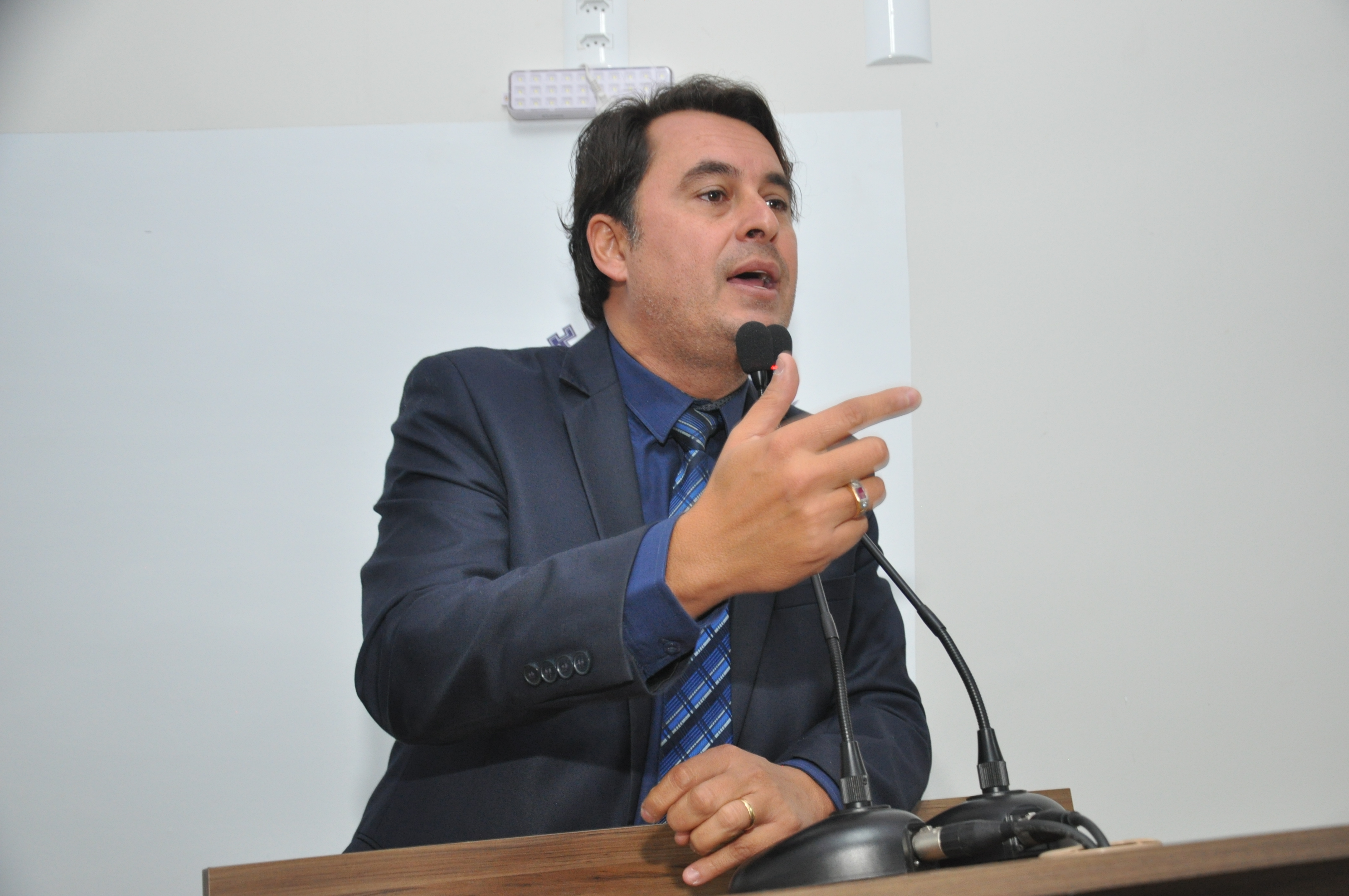 Jean Carlos diz que construtora deve ser cobrada por atraso na obra da Avenida Brasil Norte