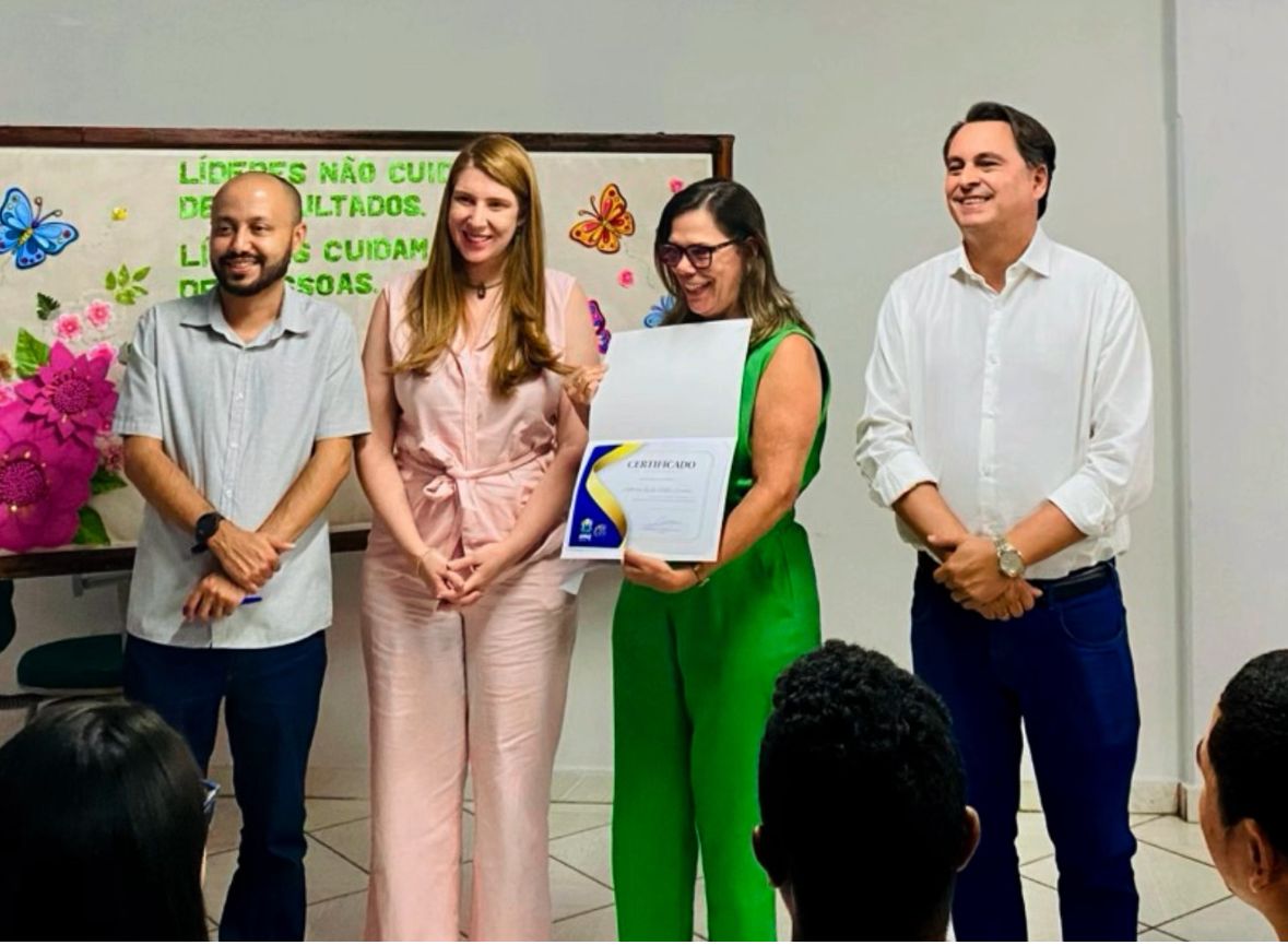 Jean Carlos e membros da mesa diretora acompanham visita de alunos da APAE ao executivo na Semana Nacional da Pessoa com Deficiência