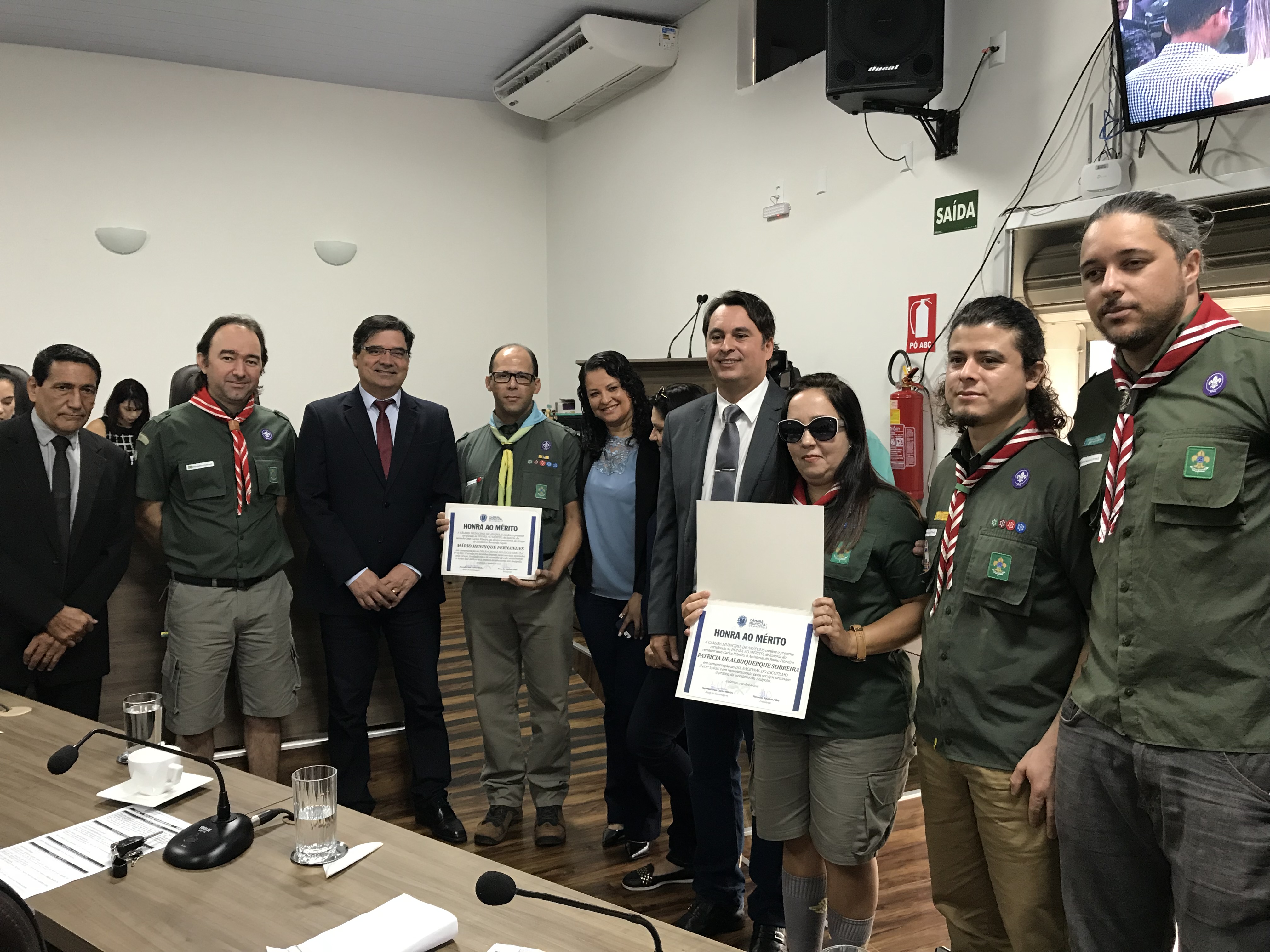 Jean Carlos entrega Certificado de Honra ao Mérito ao Grupo de Escoteiros Bernardo Sayão