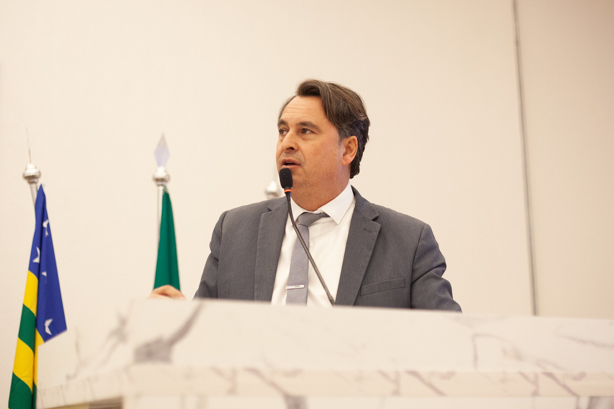 Jean Carlos enumera ações da gestão municipal em setores como iluminação pública, construção de habitações e atendimento psicossocial e tratamento dos renais crônicos