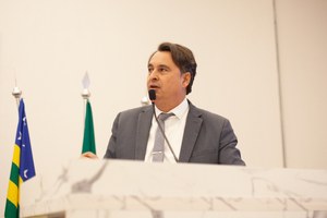 Jean Carlos enumera ações da gestão municipal em setores como iluminação pública, construção de habitações e atendimento psicossocial e tratamento dos renais crônicos