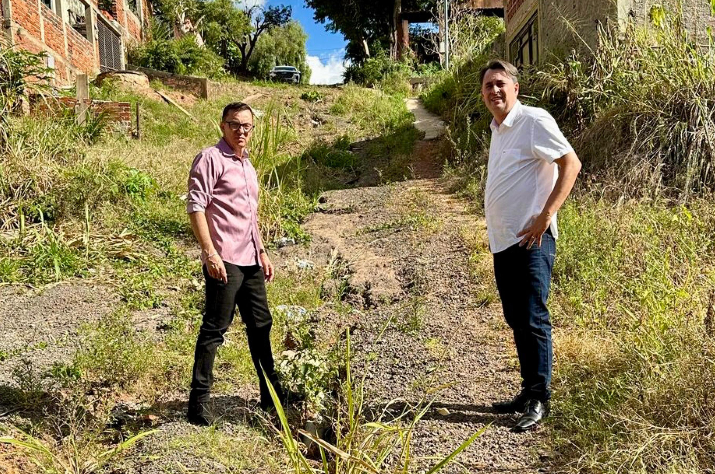 Jean Carlos faz visita a bairros com secretário de Obras, e reforça pedidos para solução de demandas urbanas e ambientais
