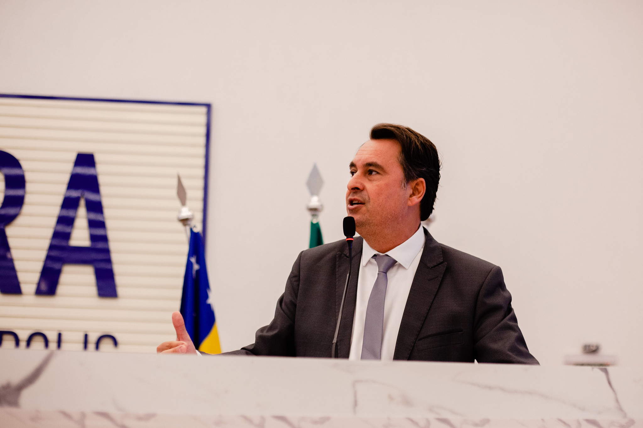 Jean Carlos responde questões nas áreas da saúde, esporte e funcionalismo público